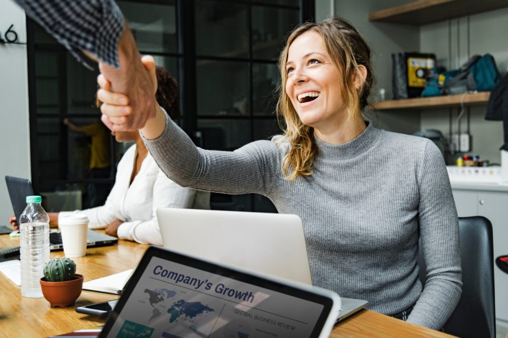 Happy employee. Женский бизнес. Женщина на работе. Женщина проектирует. Бизнес женщины России.